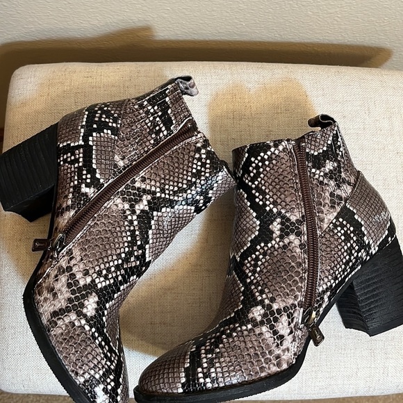 BLONDO Nao Snake Print Ankle Bootie - Picture 12 of 16